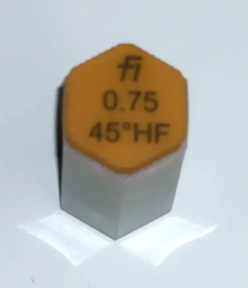 Daikin Öl-Düse mit hexagonalem Kopf, beige Etikett mit Text. Sichtbar sind die Werte 0.75 und 45° HF. Unterseite in weißem Kunststoff.